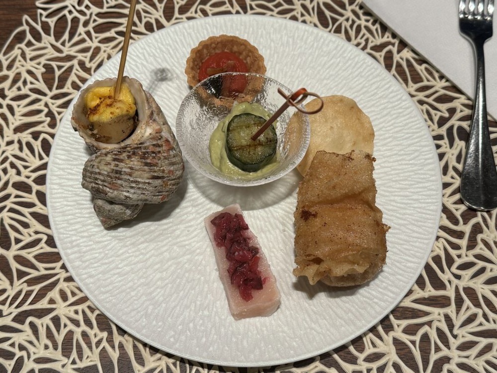 Selection of 6 hot and cold canapés（本日のカナッペ 6種）