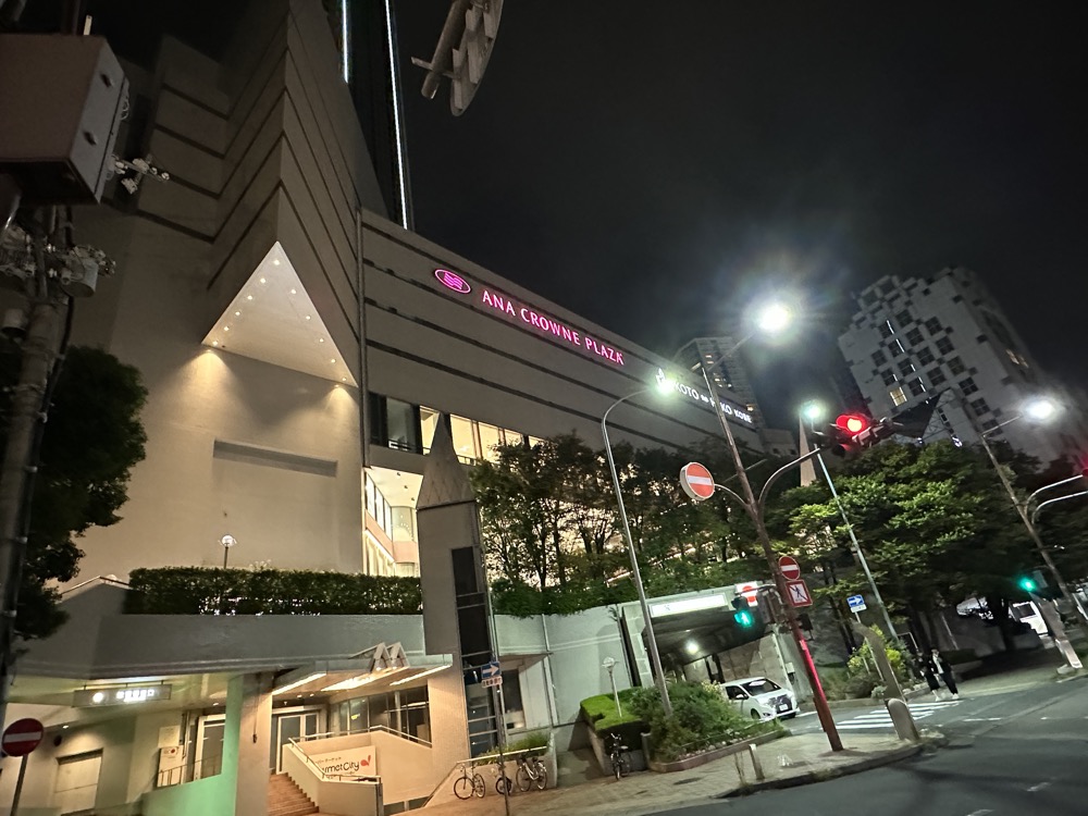 夜のホテルの入口です。新神戸駅の目の前にあります