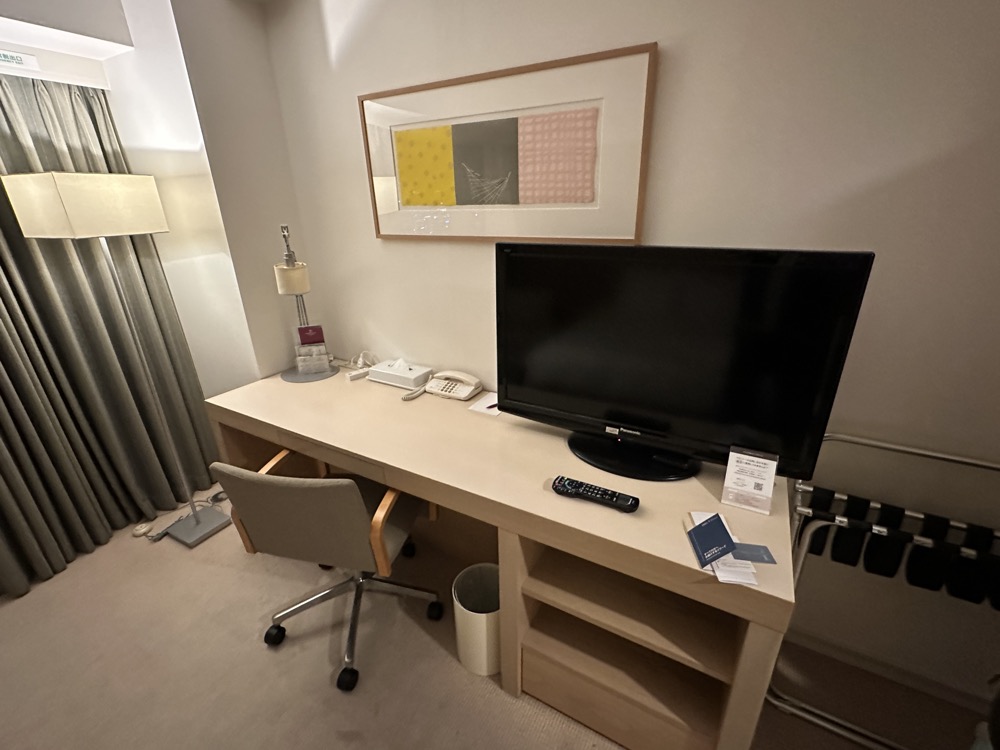 デスクとテレビです