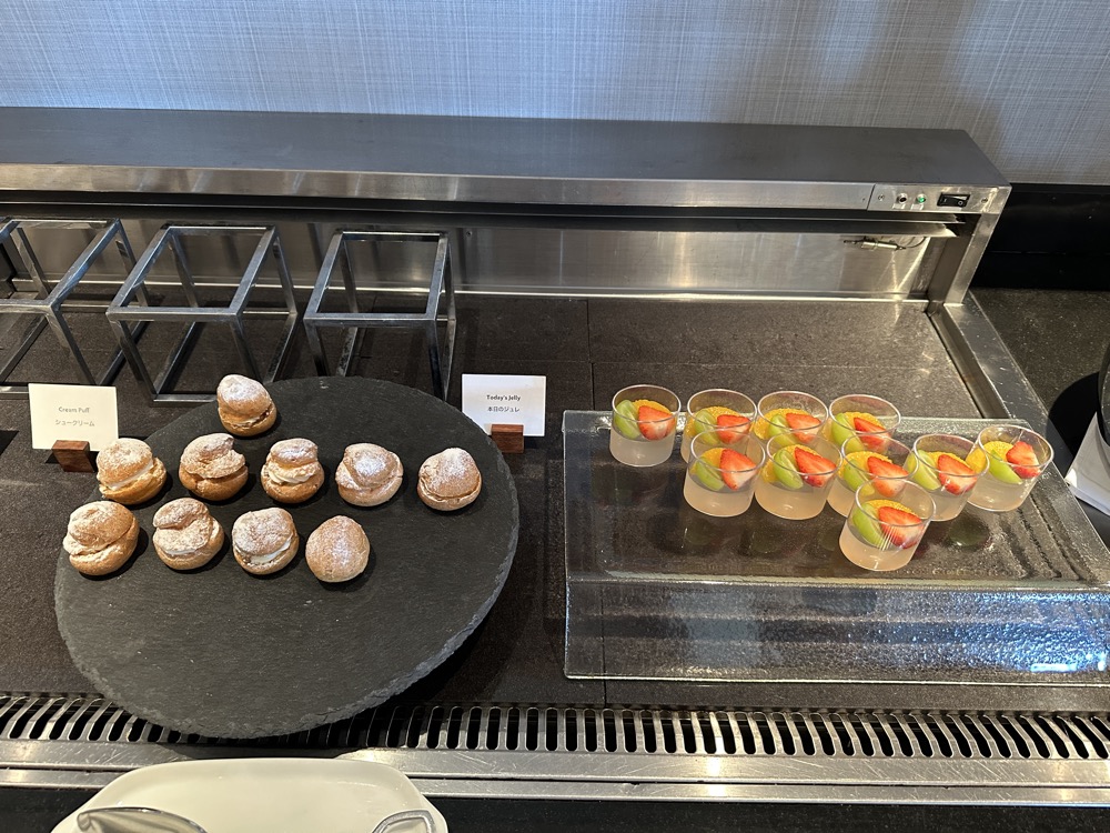 シュークリームやゼリーが並びます