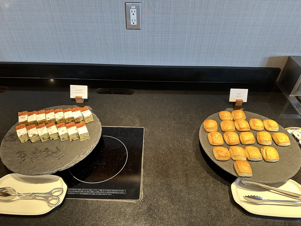 ケーキとフィナンシェです
