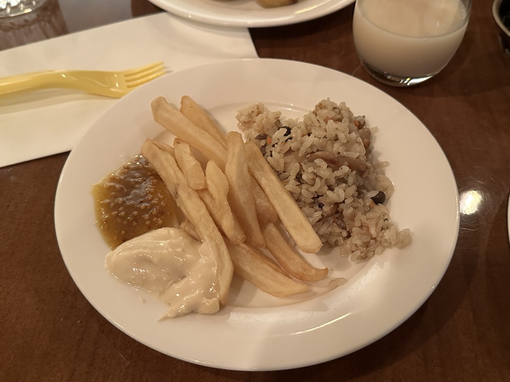 揚げ物と炊き込みご飯です
