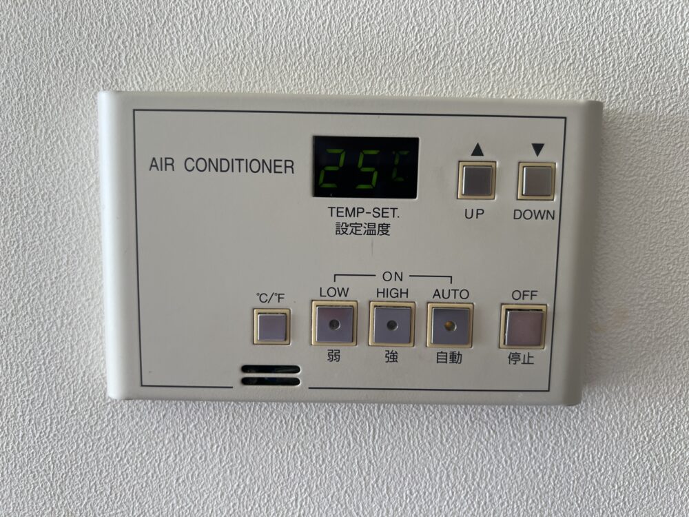 部屋のエアコンパネル。年代を感じます