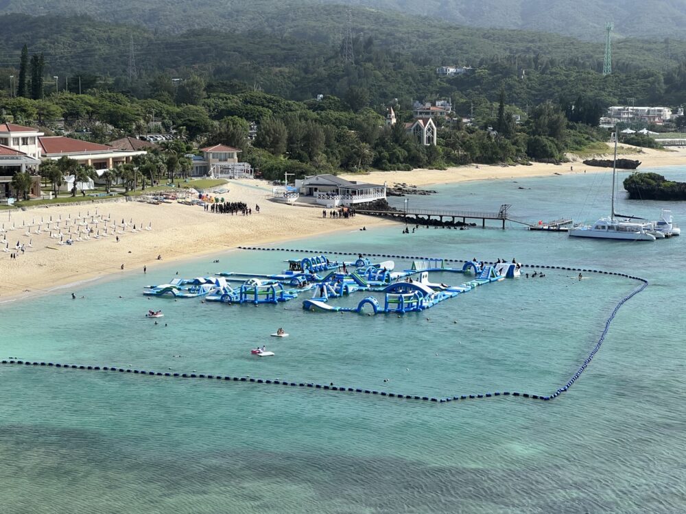 隣の海上アスレチックも見えます。子供はここで遊びます