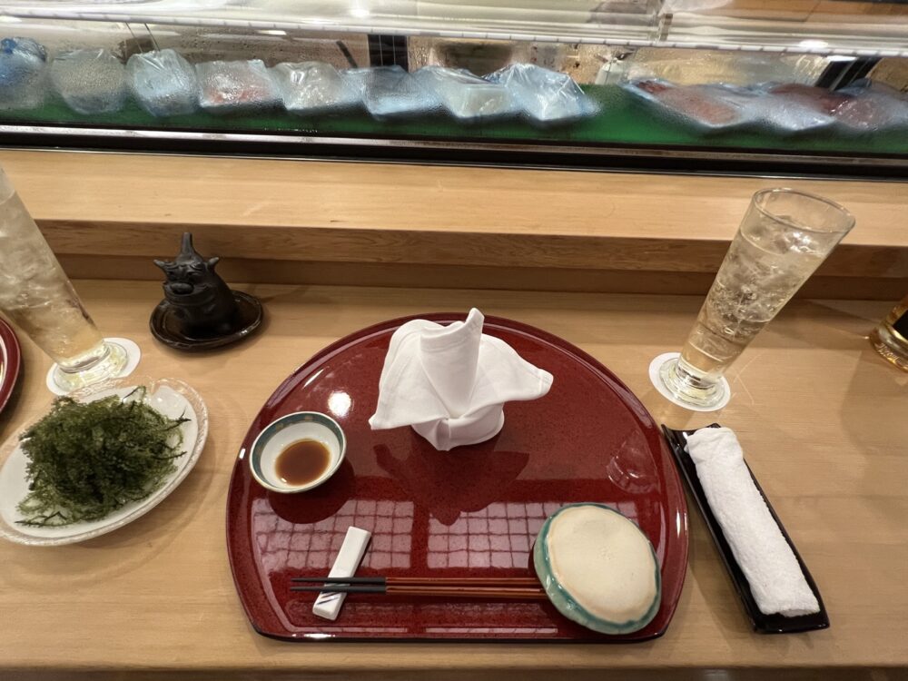 寿司カウンター。海ぶどうから始まります