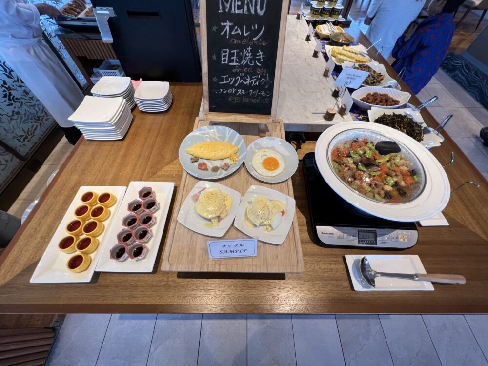 朝のテーブル。オムレツはその場で焼いてもらえます