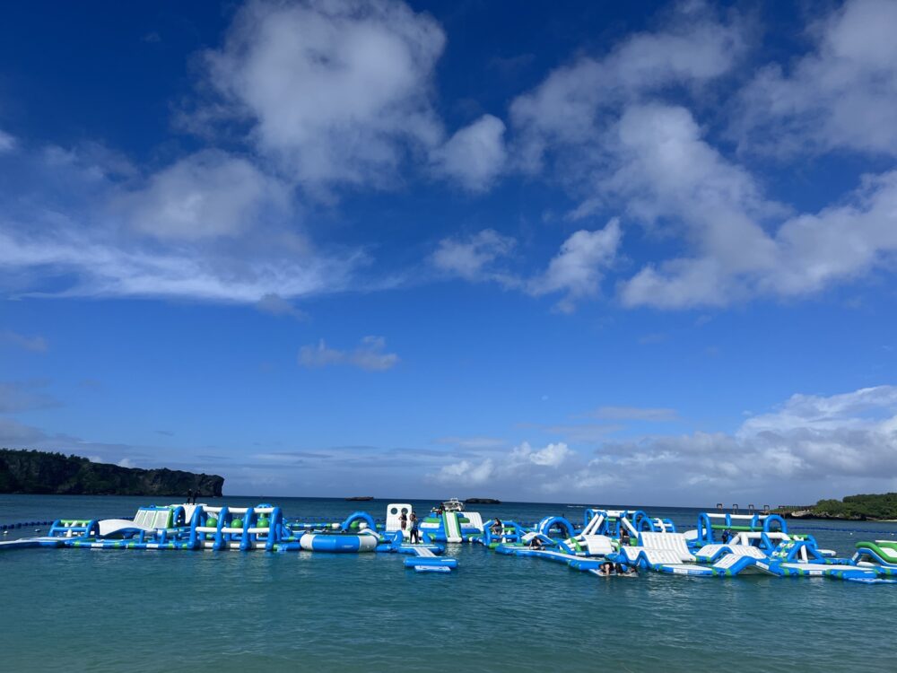 海の上にコースが組まれています