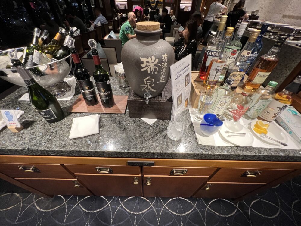 ラウンジのボトル類。ビール以外もひととおり揃っています