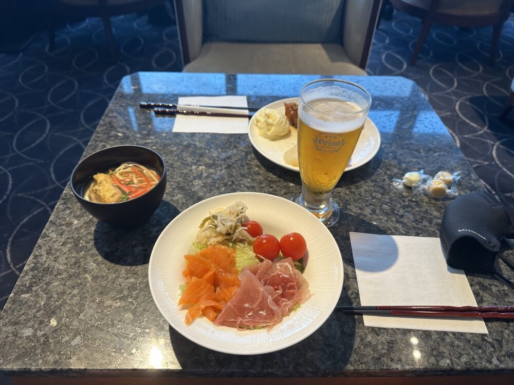 席に取り分けたところ。ビールも一緒に頼めます