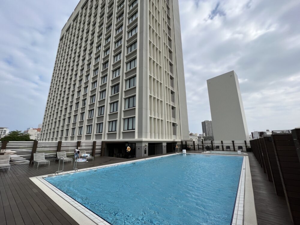 屋外プール。街なかのホテルとしては開放感があります