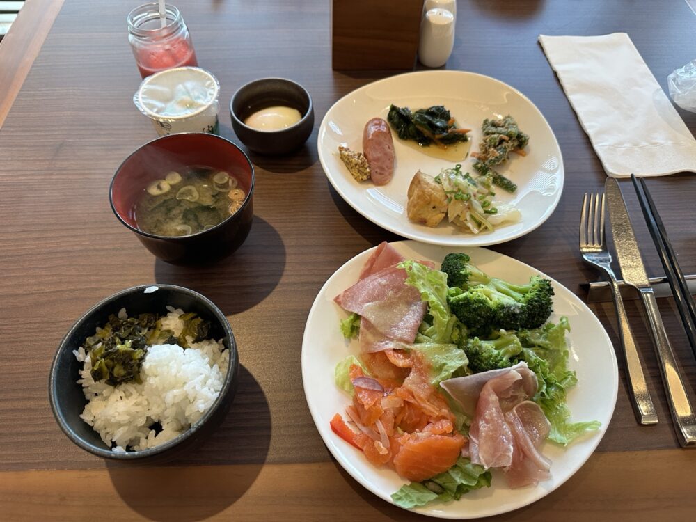 ある朝の一皿。ゴーヤチャンプルーと島野菜が並びます