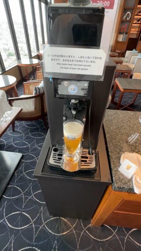 セルフのサーバー。ボタンを押すと自分で注げます
