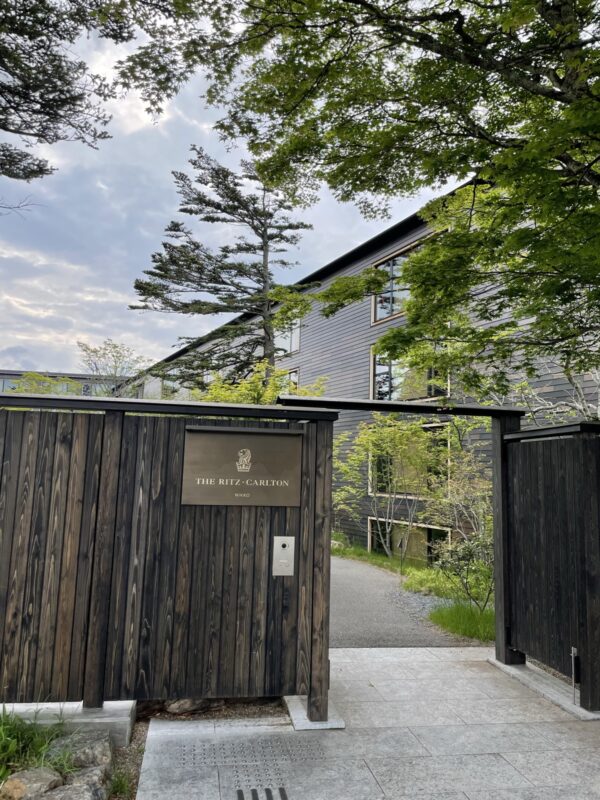 門をくぐって中へ。奥日光の木立の中に建っています