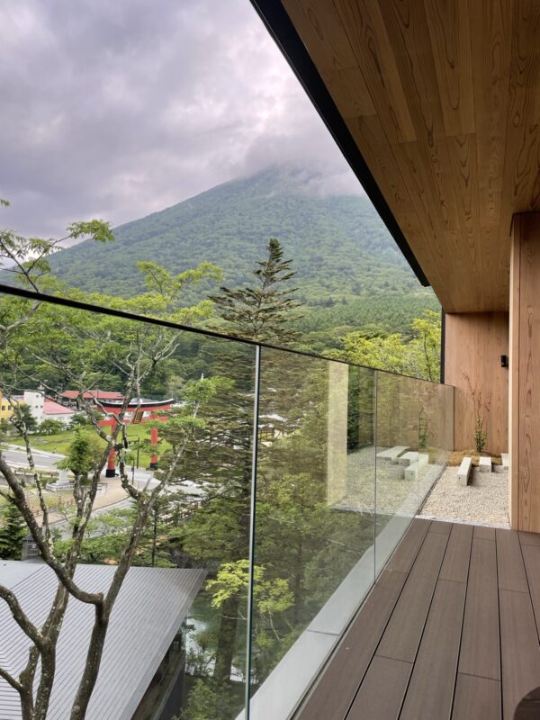 窓の外。男体山と、湖畔の鳥居が見えます
