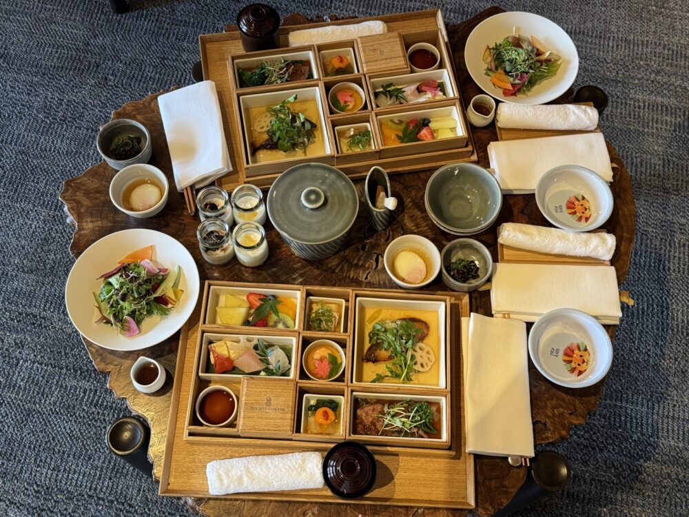 和の朝食。箱に収まって出てきます