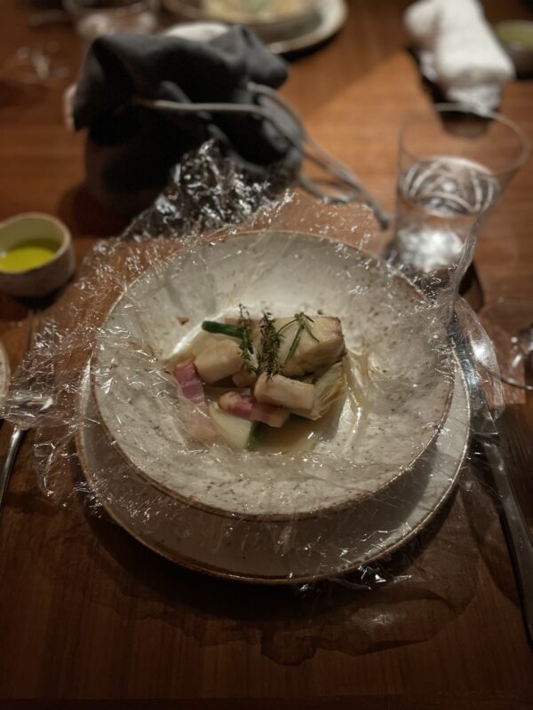 ガラスの器に入って出てきた一皿。見た目で驚かせてくる料理が何度かありました