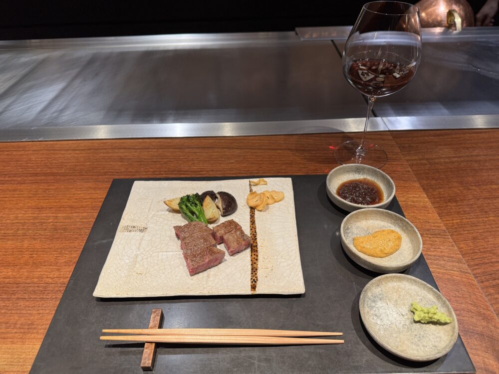 鉄板焼きの一皿。詳しくはレストランの記事へ