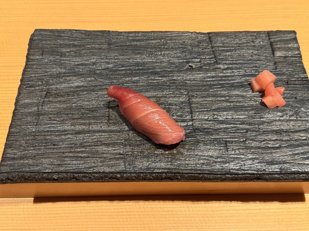 寿司はカウンターで一貫ずつ出てきます