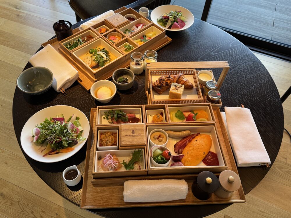 部屋のテーブルに運んでもらいます