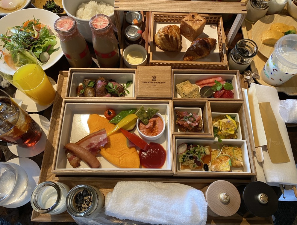 リッツ・カールトン日光の洋食の朝食。木箱にオムレツ、ベーコン、ソーセージ、クロワッサンが収まっています