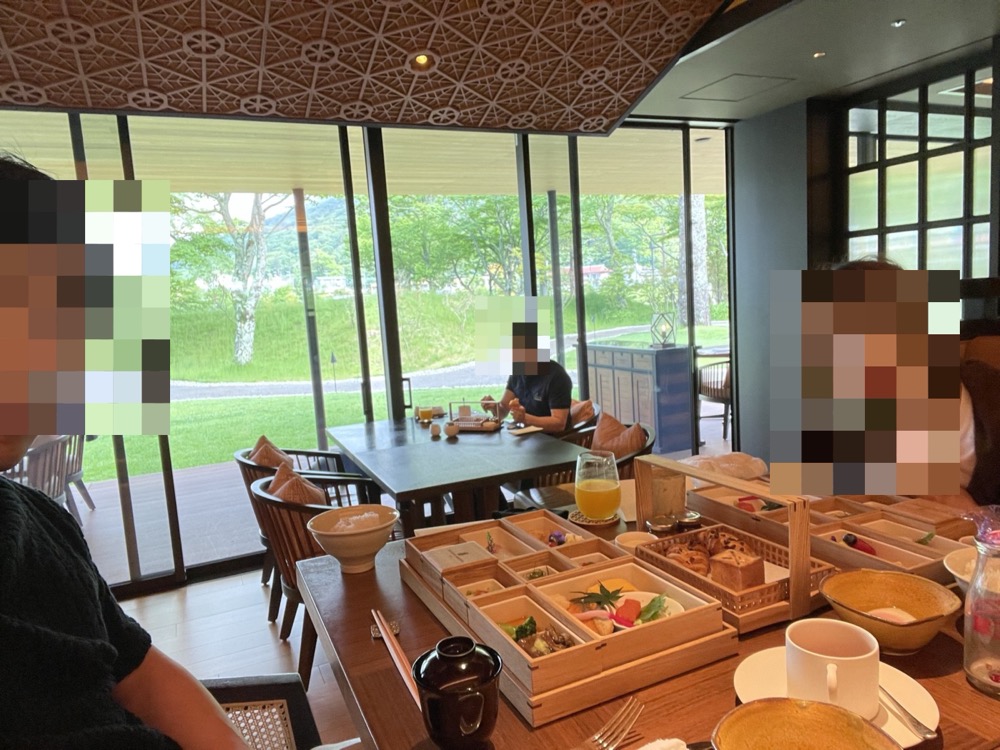 リッツ・カールトン日光の朝食会場。大きな窓の外に奥日光の緑が広がり、天井は和柄の格子