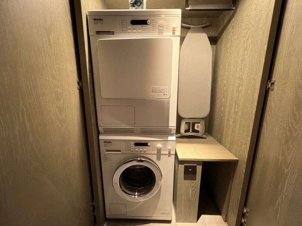 洗濯機と乾燥機。長く滞在する人向けの造りです