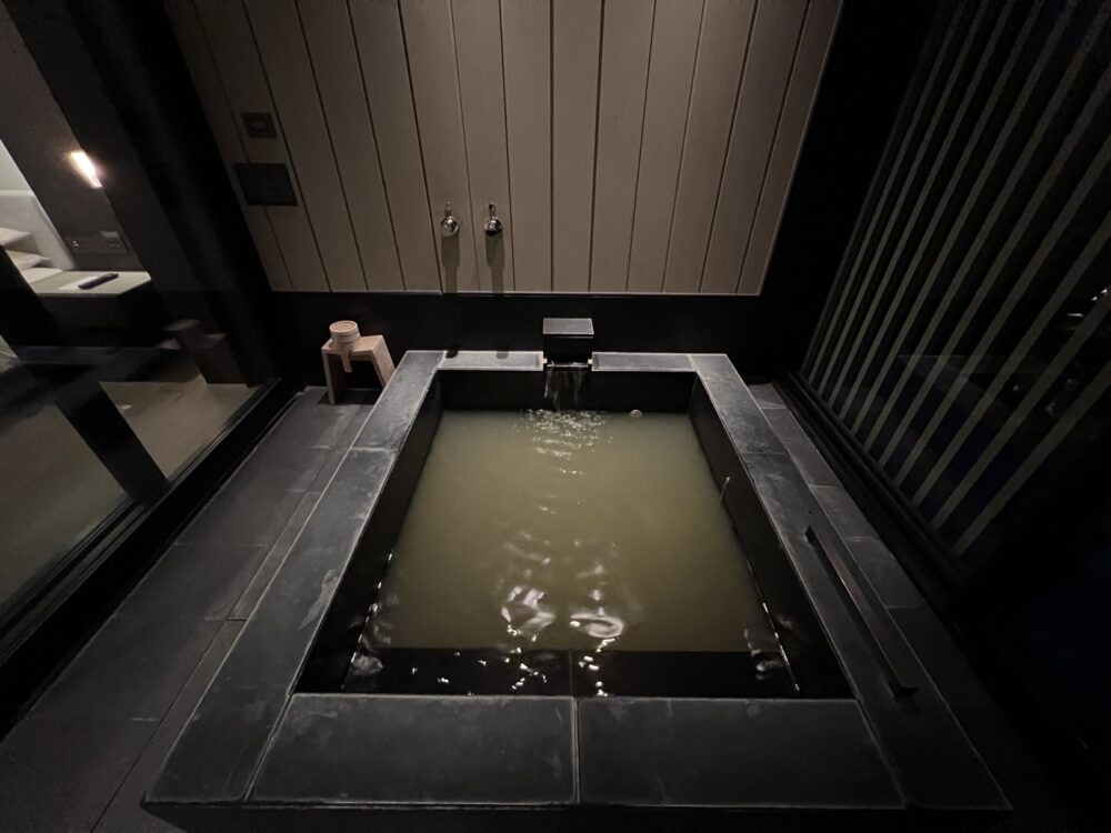 部屋の温泉。ここに温泉が出ます