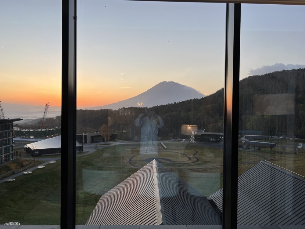 窓の外。夕方はこの色になります