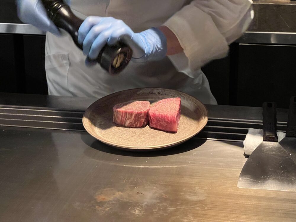 焼く前の白老牛。サーロインとフィレを見せてくれます