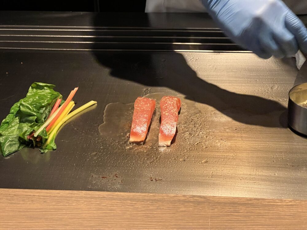 目の前で焼いてくれます。この時間がこの店の価値です