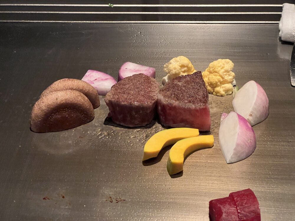 焼き上がった白老牛と、鉄板で焼いた野菜