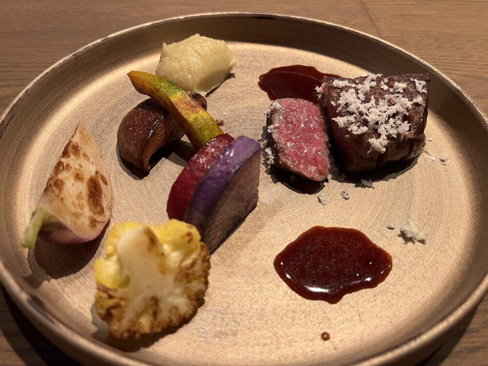 皿に盛られた白老牛と焼き野菜