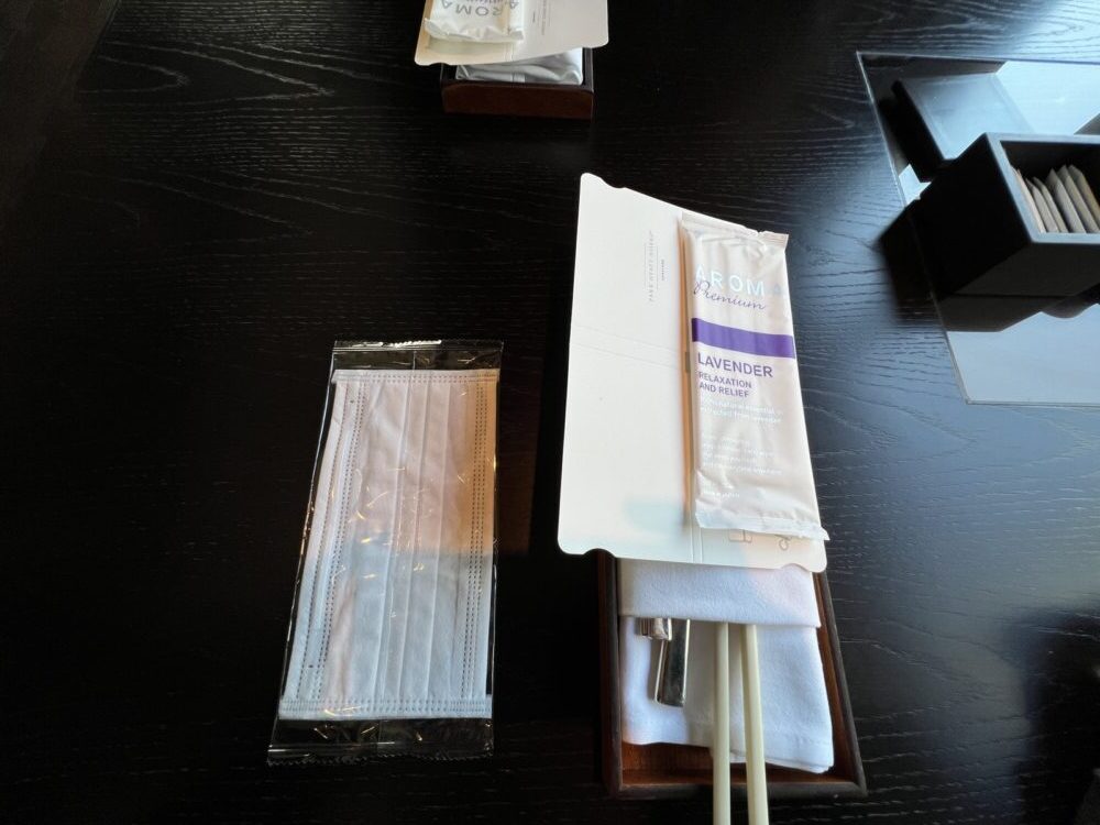 窓際の席。朝はここが明るくなります