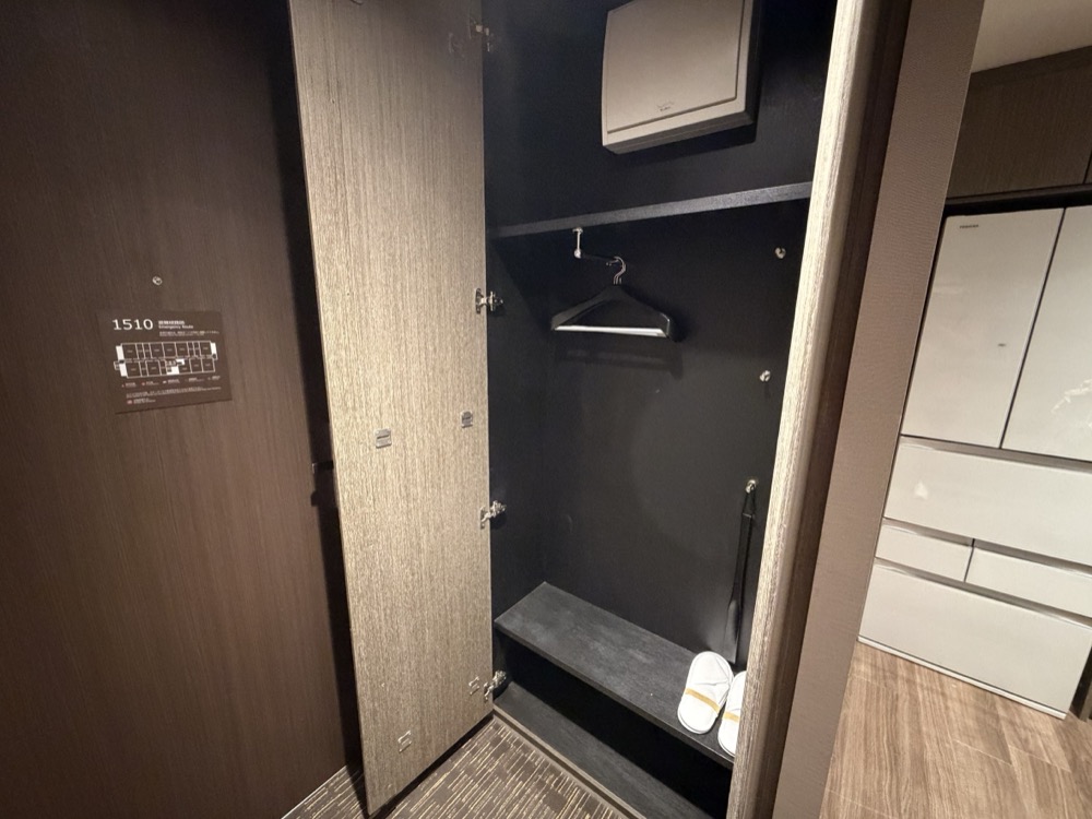 玄関の靴入れです。スリッパと傘が入っています