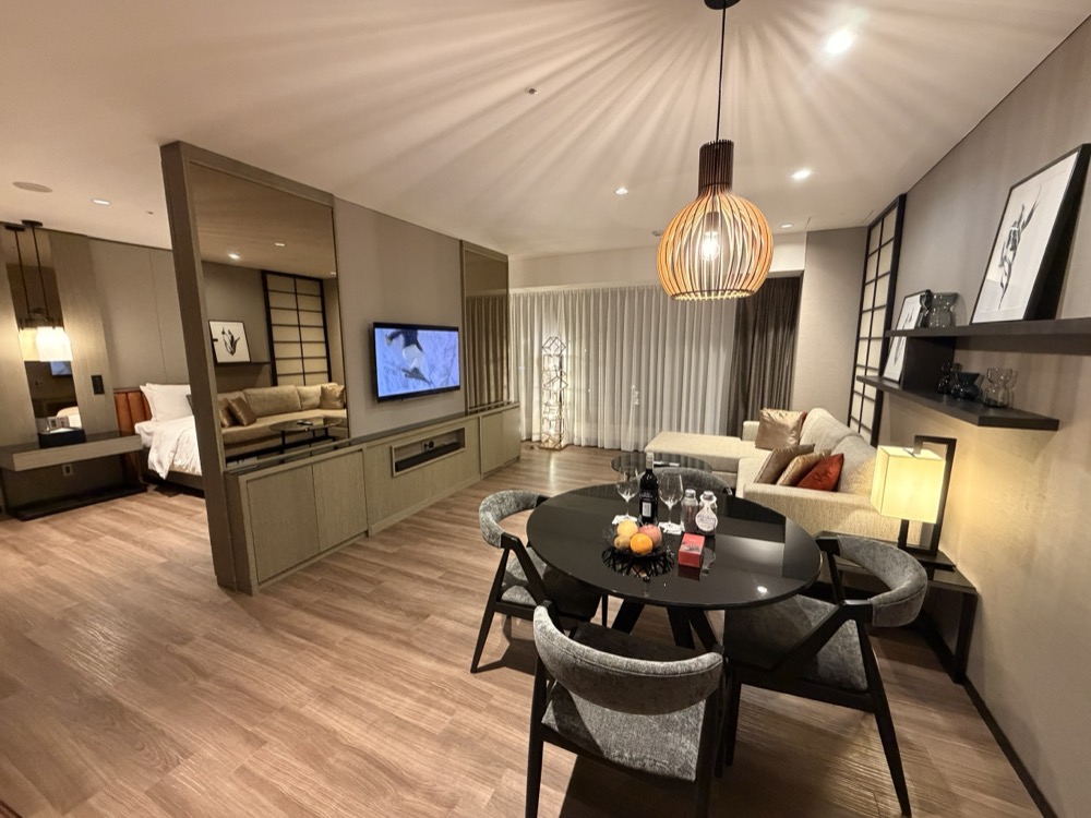 部屋の全体です。手前がダイニング、奥がリビング、その先がベッドルームです