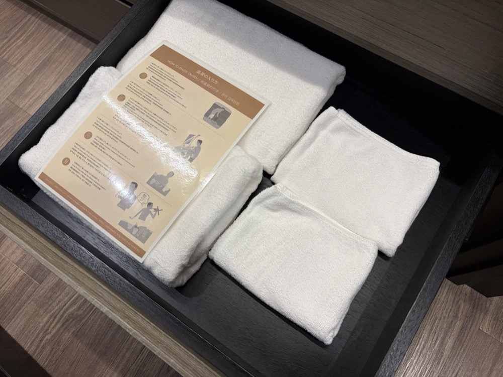 引き出しにタオルと「温泉の入り方」の案内が入っています
