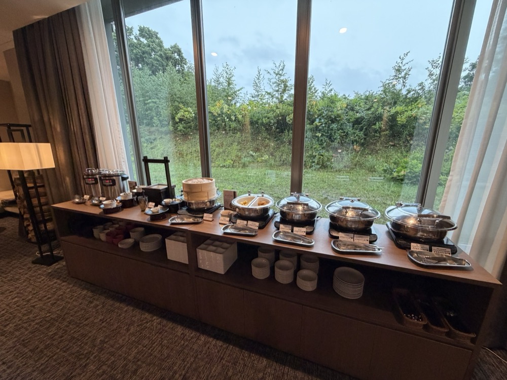 温かい料理は窓際です。外は一面の緑です