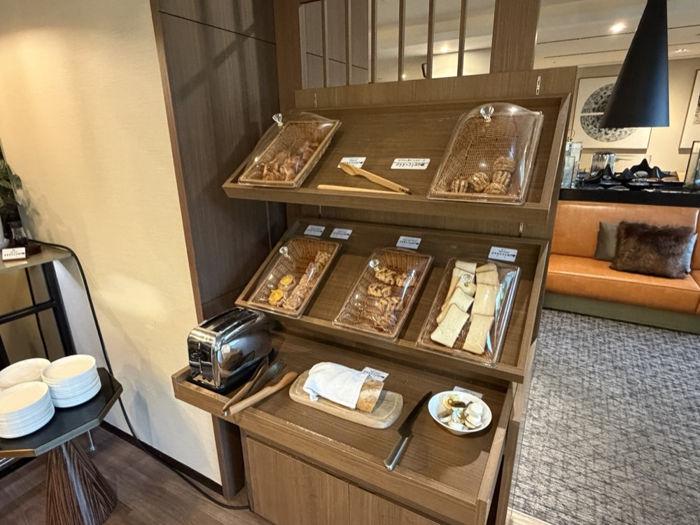 パンのコーナーです。トースターもあります