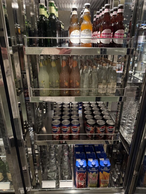 ドリンクの棚。ヒューガルデンが並んでいます