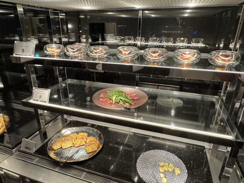冷たい料理はガラスケースから