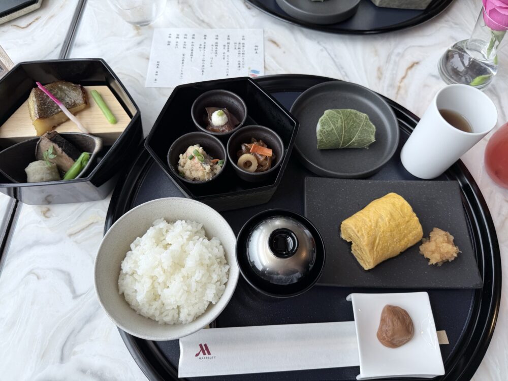 だし巻きと赤だし、小鉢