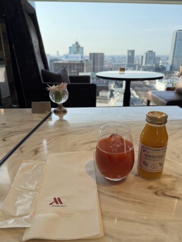 朝からフルーツジュースとスムージーが並びます