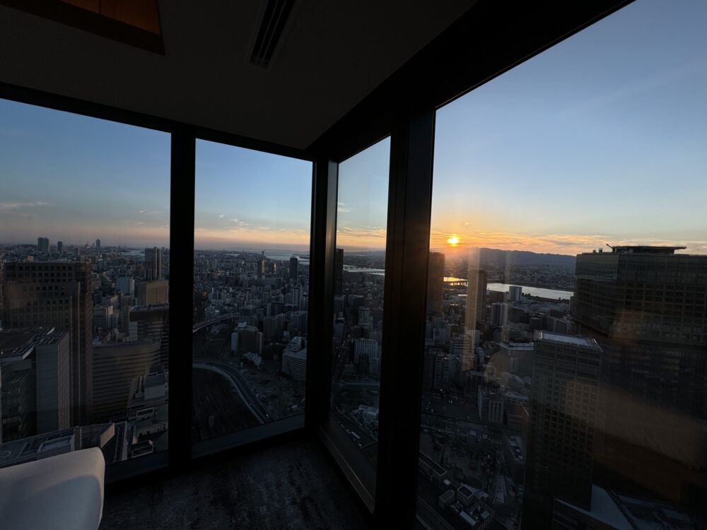 角部屋の窓から。2面が全面ガラスで、大阪の街が見渡せる