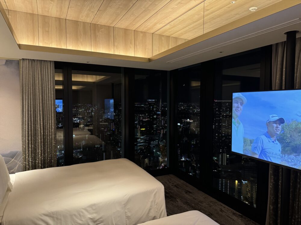 夜の部屋。照明を落とすと窓が一面の夜景になる