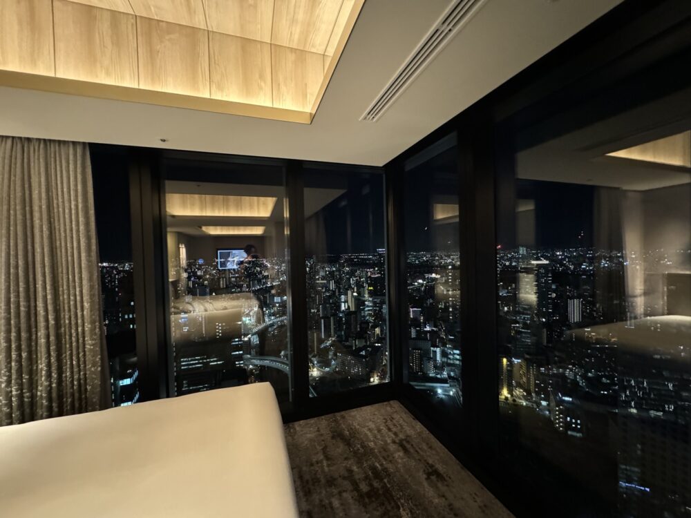 角部屋なら2面が窓。ソファに座ったまま夜景を見られる