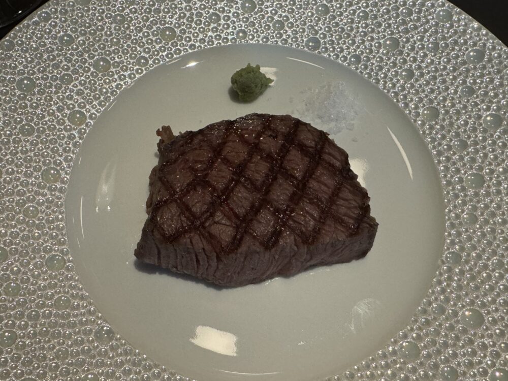 牛フィレ肉のグリル。味噌のソースとわさび