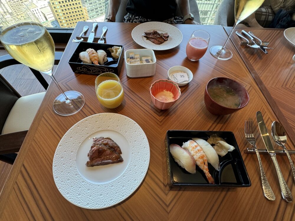 取ってきた朝食。寿司、味噌汁、フレンチトースト