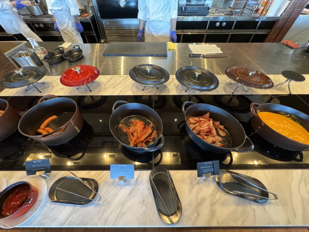 温かい料理の台。鍋のまま並んでいます