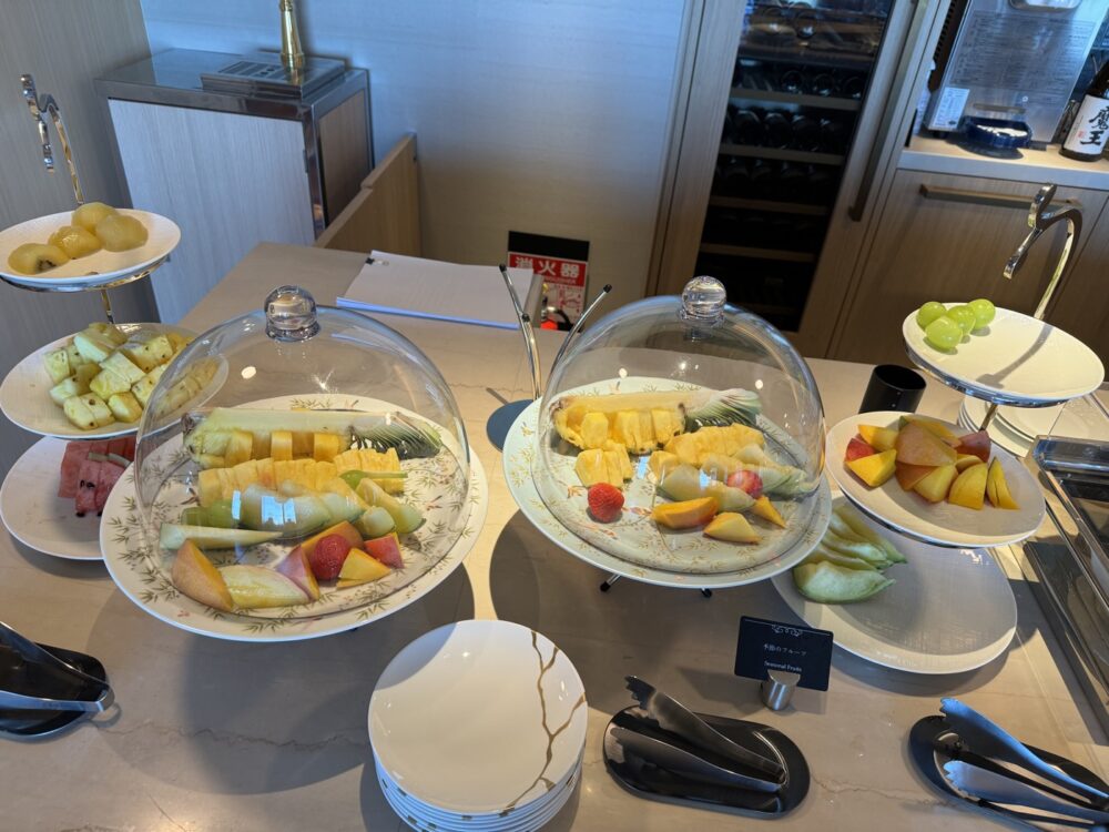 フルーツ。メロン、パイナップル、ぶどうなど