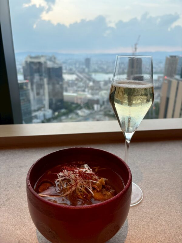 窓際の席。この景色を見ながら、料理を一品ずつ出してもらえます